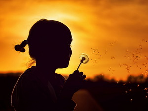 Девочка с одуванчиком
